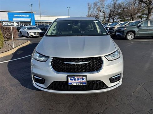 Used 2024 Chrysler Pacifica Limited image 10