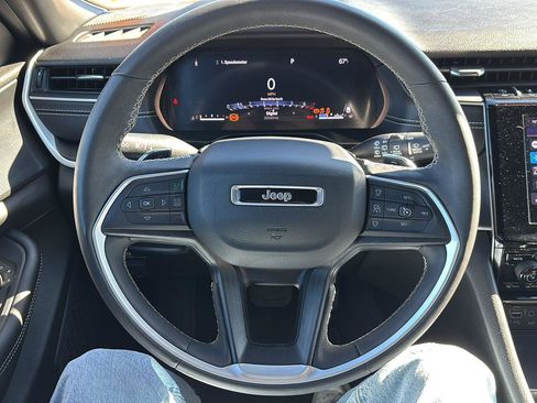 Used 2024 Jeep Grand Cherokee Altitude image 11