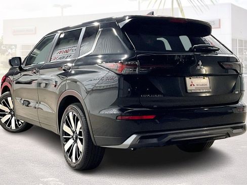 New 2026 Mitsubishi Outlander SE image 3