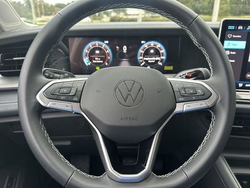 New 2025 Volkswagen Tiguan SE image 14