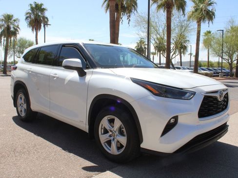 Used 2022 Toyota Highlander LE AWD/4WD image 12