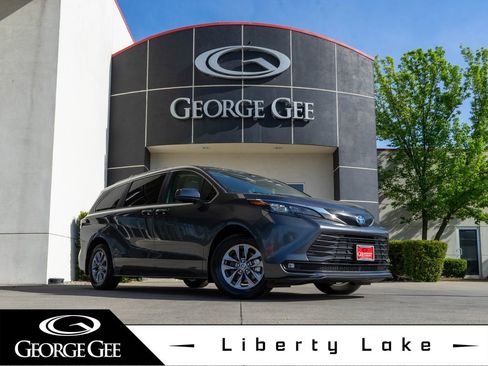 Used 2025 Toyota Sienna XLE w/ XLE Plus Package AWD/4WD image 1
