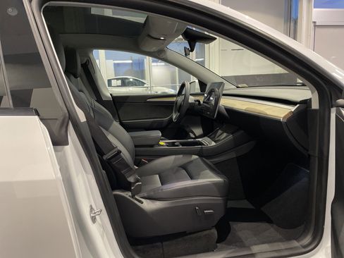 Used 2023 Tesla Model Y AWD image 37