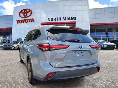 Used 2023 Toyota Highlander Bronze Edition image 3