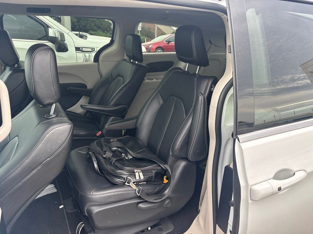 Used 2024 Chrysler Pacifica Limited FWD image 8