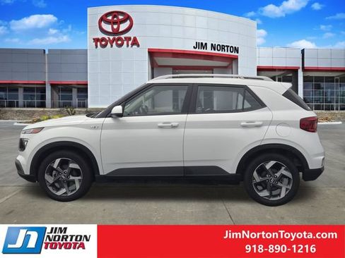 Used 2025 Hyundai Venue SEL FWD image 4