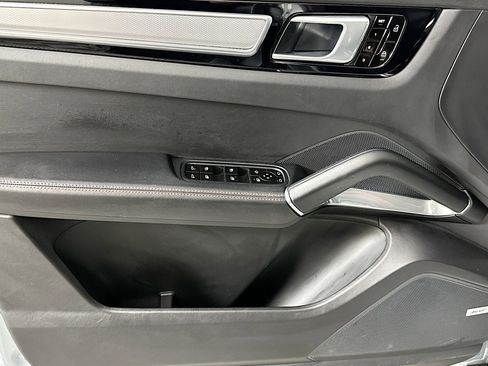 Used 2020 Porsche Cayenne Turbo AWD/4WD image 21