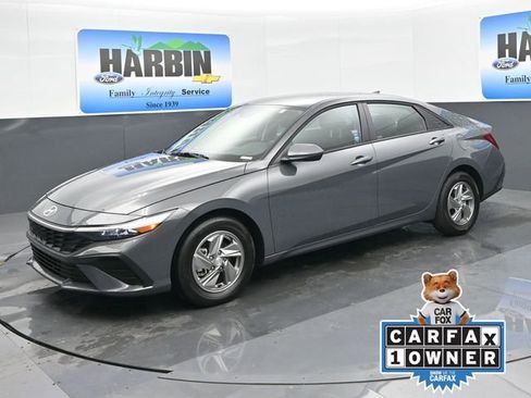 Used 2025 Hyundai Elantra SE image 1