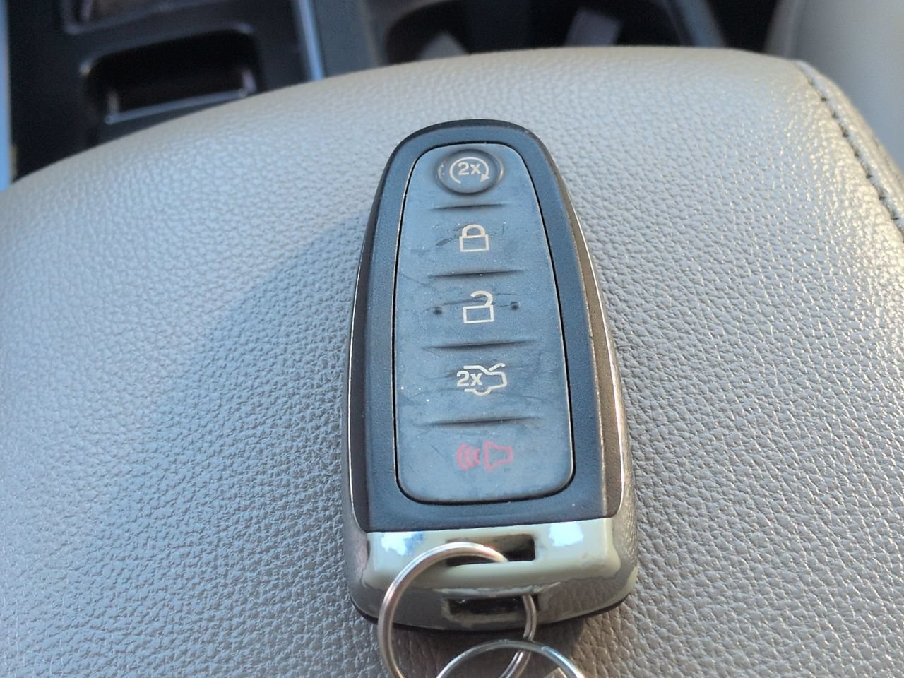 Used 2018 Ford Escape Titanium w/ Ford Safe & Smart Package FWD image 29