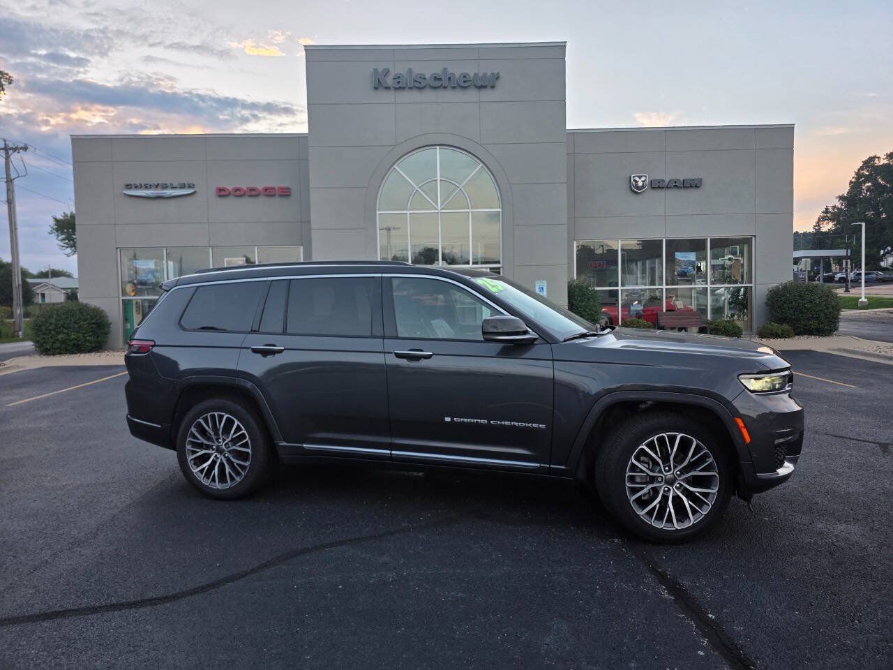 Used 2025 Jeep Grand Cherokee L Summit AWD/4WD image 2