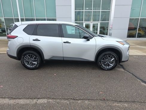 Used 2024 Nissan Rogue S AWD/4WD image 4