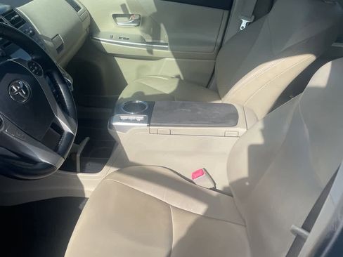 Used 2014 Toyota Prius V Five image 5