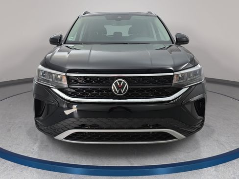 Used 2023 Volkswagen Taos SE FWD image 2