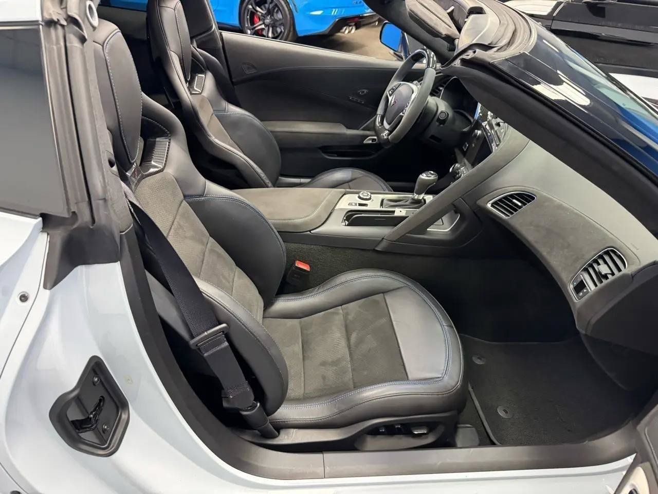 Used 2018 Chevrolet Corvette Z06 w/ Carbon 65 Edition RWD image 19
