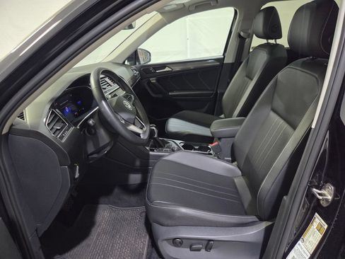 Used 2023 Volkswagen Tiguan SE w/ Panoramic Sunroof Package AWD/4WD image 17