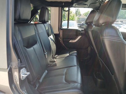 Used 2014 Jeep Wrangler Unlimited Rubicon w/ Connectivity Group AWD/4WD image 13