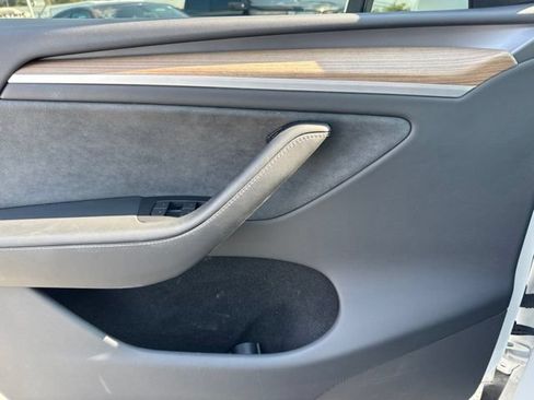 Used 2024 Tesla Model Y Long Range AWD/4WD image 15
