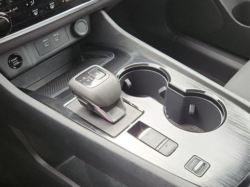 Used 2024 Nissan Rogue S FWD image 11