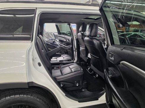 Used 2019 Toyota Highlander SE AWD/4WD image 11