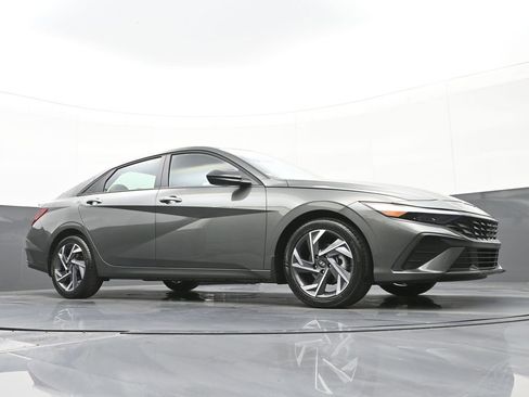 Certified 2025 Hyundai Elantra Sport image 44