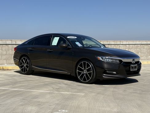 Used 2018 Honda Accord Touring image 2