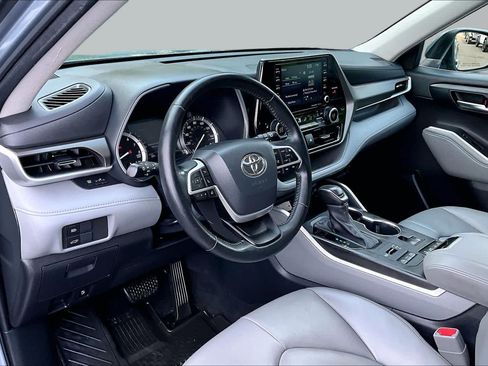 Used 2022 Toyota Highlander XLE AWD/4WD image 17