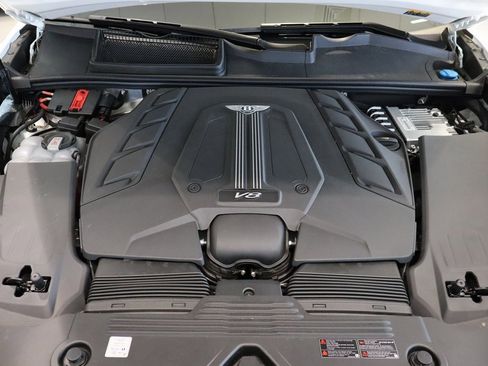 Used 2025 Bentley Bentayga image 37