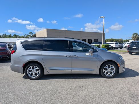 Used 2017 Chrysler Pacifica Touring-L w/ Tire & Wheel Group FWD image 3
