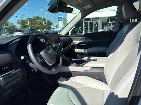 Used 2025 Toyota Grand Highlander FWD image 6