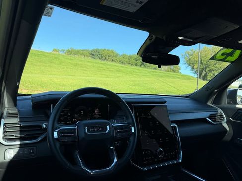 Used 2025 GMC Acadia Elevation image 7