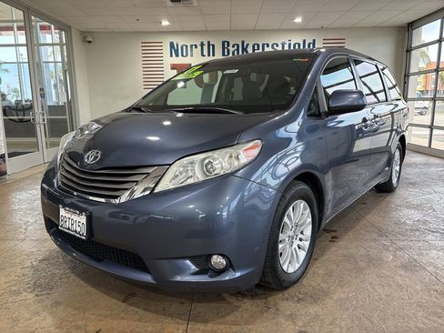 Used 2017 Toyota Sienna XLE w/ XLE Navigation Package image 6