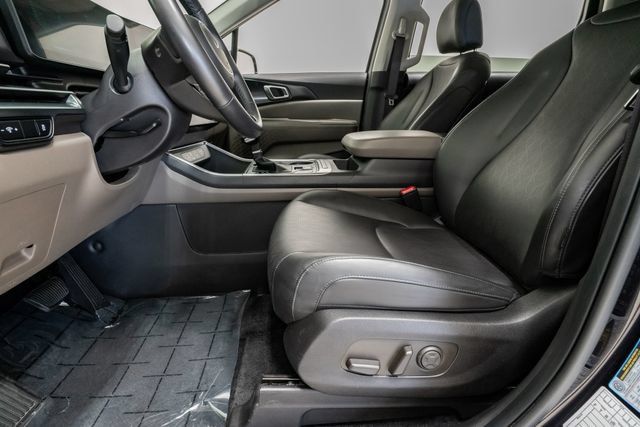Certified 2025 Kia Carnival FWD image 11