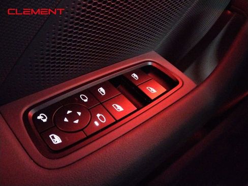 Used 2022 Porsche Taycan image 27