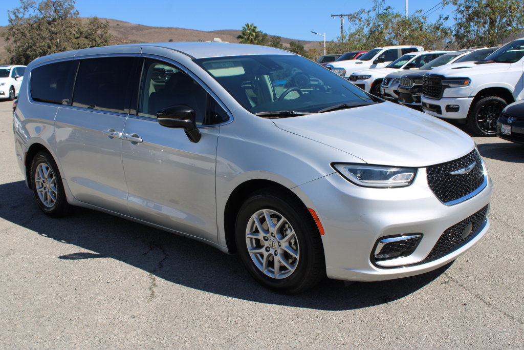 Used 2024 Chrysler Pacifica Touring-L FWD image 3