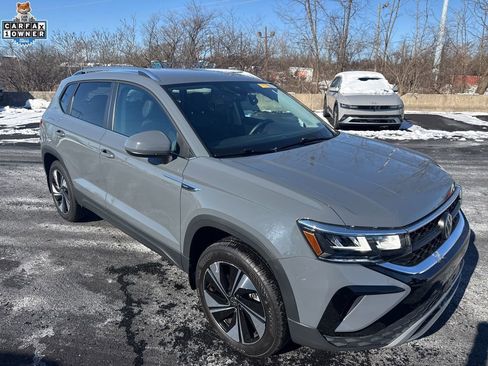 Used 2024 Volkswagen Taos SE w/ Taos Adventure Package image 2