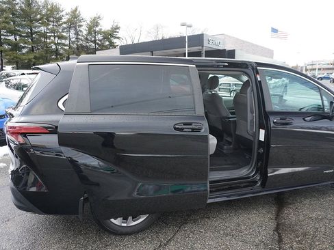 Used 2021 Toyota Sienna LE image 27