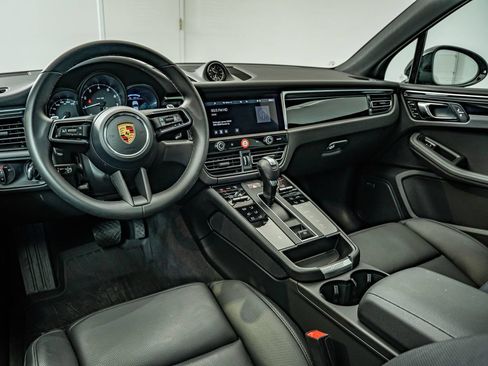 Certified 2026 Porsche Macan AWD/4WD image 4