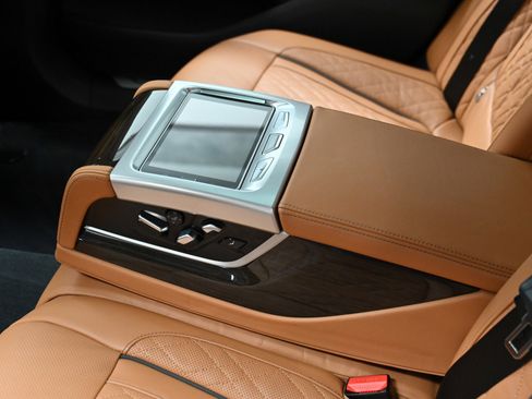 Used 2022 BMW M760i xDrive w/ Luxury Rear Seating Package image 33