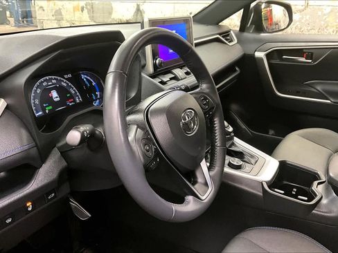 Used 2024 Toyota RAV4 SE image 16
