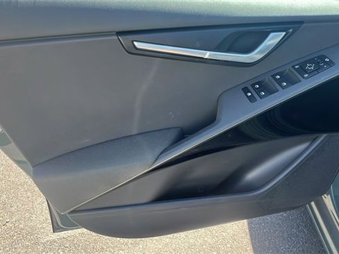 Used 2025 Kia Niro EX Touring image 10