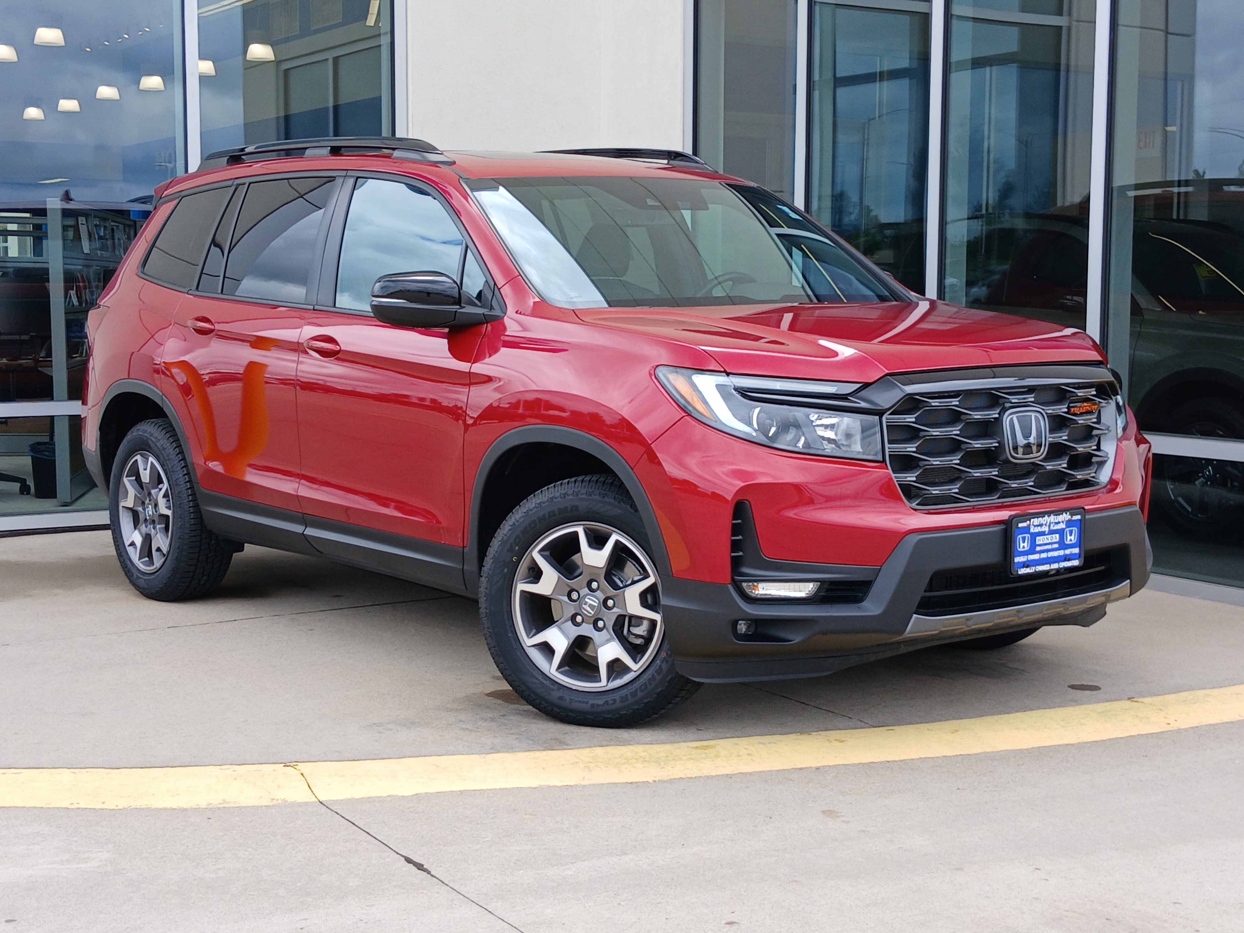 Used 2023 Honda Passport TrailSport image 2