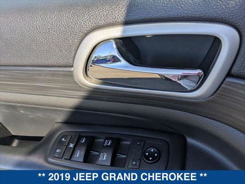 Used 2019 Jeep Grand Cherokee Laredo w/ Laredo X Package image 11