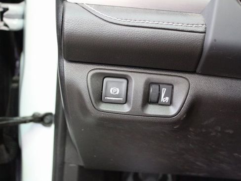 Used 2023 GMC Acadia SLE image 10