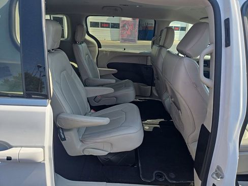 Used 2021 Chrysler Voyager Lxi image 27