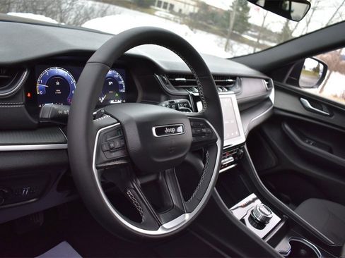 Used 2025 Jeep Grand Cherokee Laredo w/ Luxury Tech Group I image 8