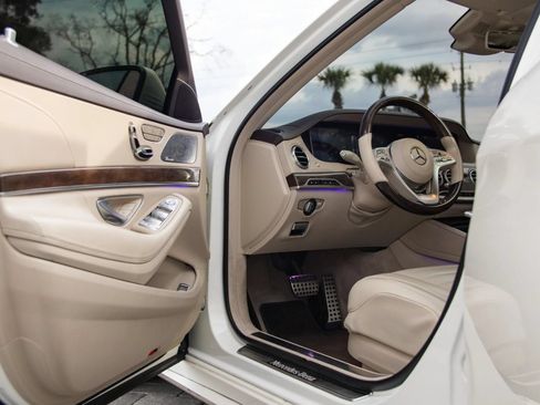 Used 2019 Mercedes-Benz S 560 Sedan w/ AMG Line Exterior image 19