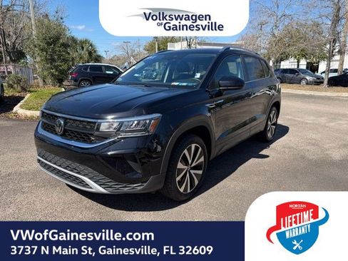 Certified 2024 Volkswagen Taos SE image 1