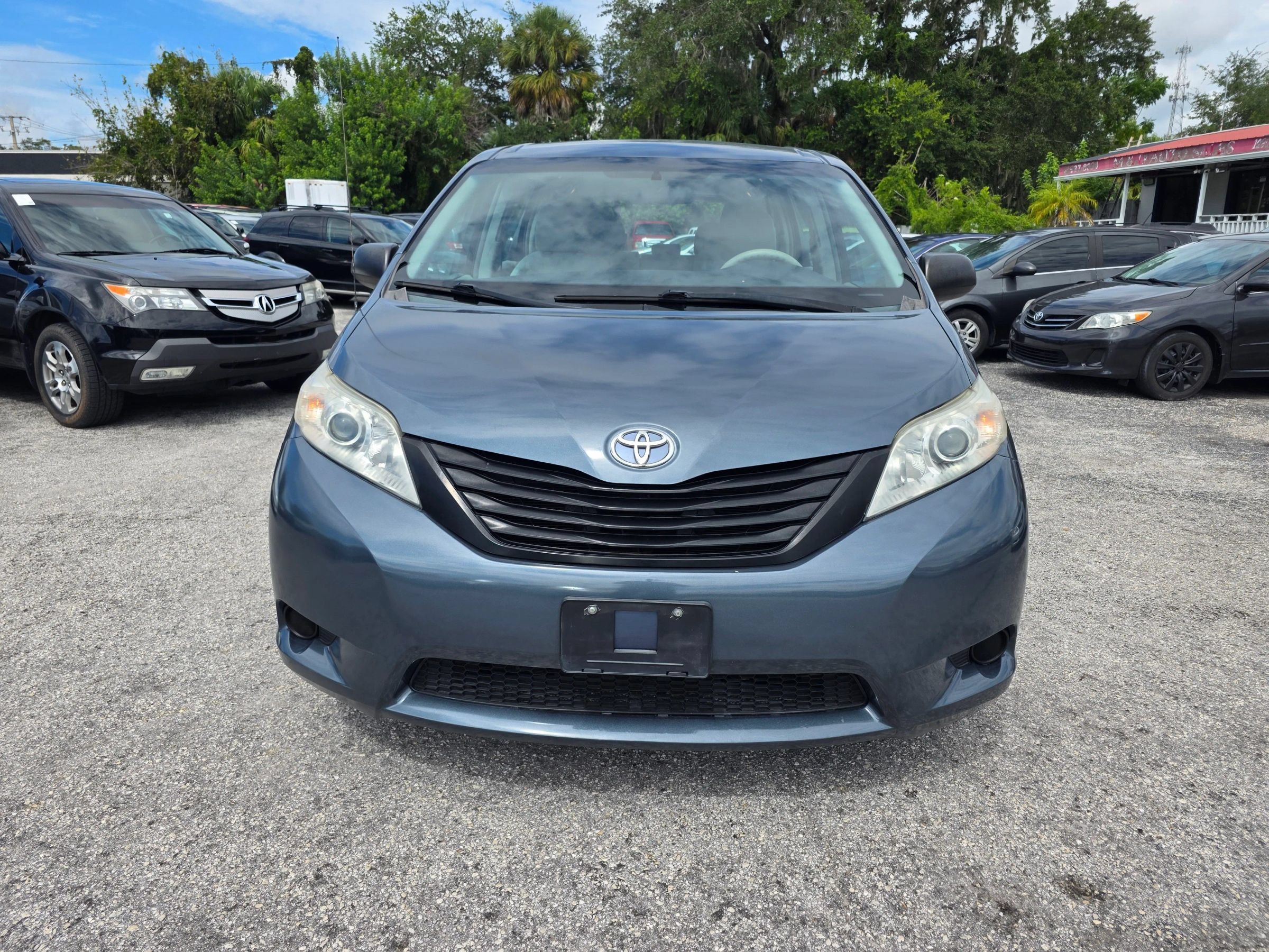 Used 2014 Toyota Sienna L FWD image 2