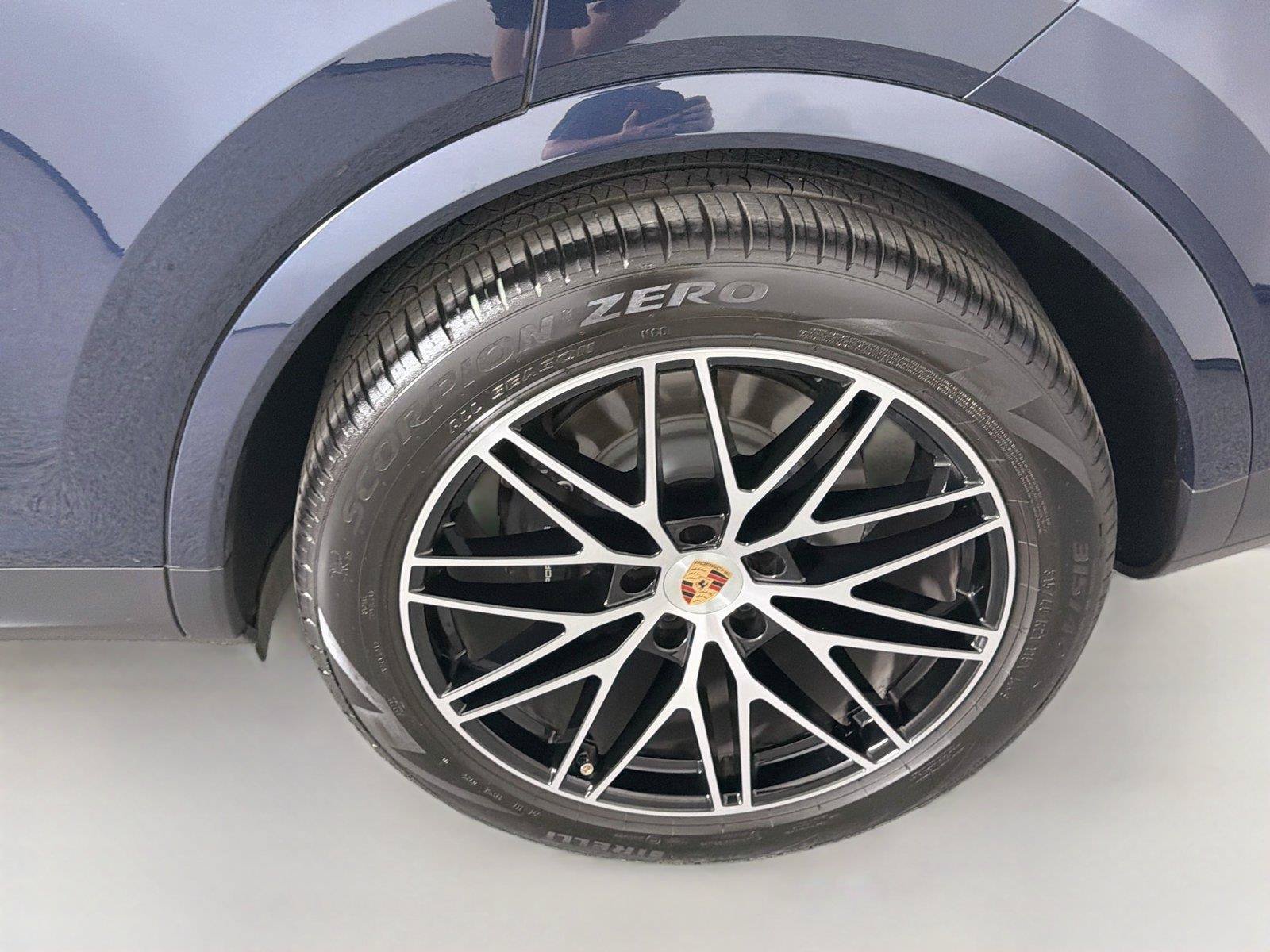 Certified 2025 Porsche Cayenne Coupe AWD/4WD image 12
