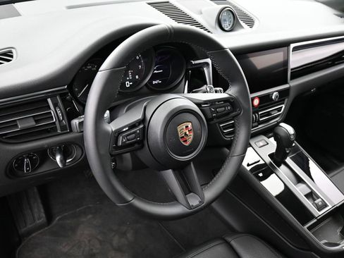 Certified 2025 Porsche Macan AWD/4WD image 17
